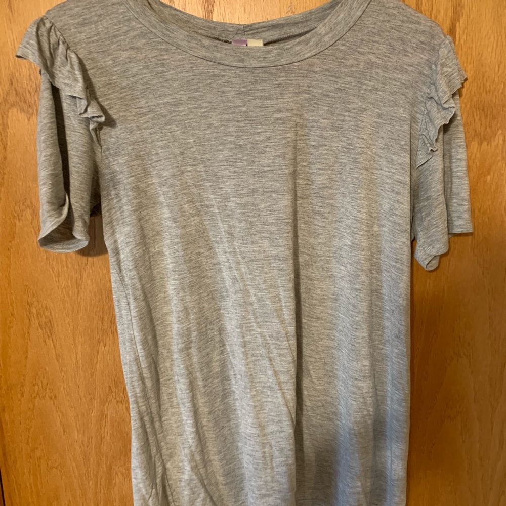 Grey t-shirt with ruffles